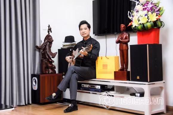 Thường xuyên là nghệ sĩ được ưu tiên hàng đầu góp mặt trong các chương trình ca nhạc, tour diễn, sự kiện trên khắp mọi miền đất nước nên chuyện nam danh ca chuẩn bị cho mình thêm một "tổ ấm" nữa ở đất Bắc là điều không mấy khó hiểu. Căn nhà có diện tích hơn 100m2 toạ lạc tại một khu đô thị xa hoa, giàu có bậc nhất Hà Nội. Khi được hỏi về giá trị của căn nhà mới cũng như những đồ đạc, vật dụng được trang hoàng cho ngôi nhà của mình Ngọc Sơn đều từ chối trả lời. Vì đối với “Ông vua nhạc sến” thì căn nhà này quả thật là vô giá.