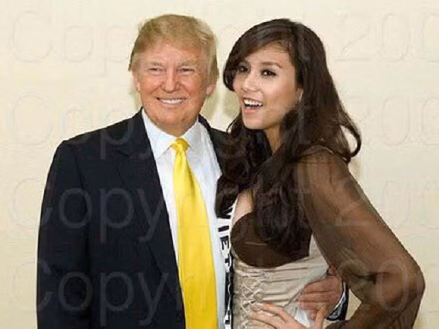 Võ Hoàng Yến chụp hình cùng cựu chủ tịch cuộc thi Hoa hậu Hoàn vũ - Donald Trump.