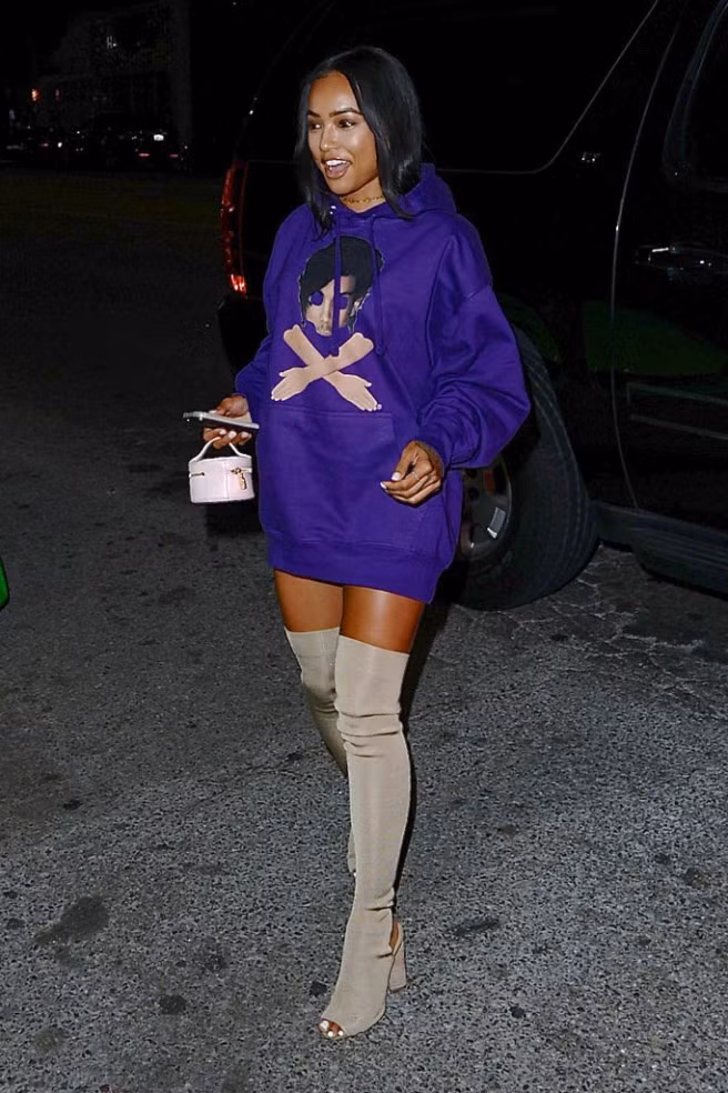 Công thức cơ bản nhất của mốt giấu quần là áo phom rộng + boots cao cổ và người mẫu gốc Việt Karrueche Tran cũng bắt kịp xu hướng.