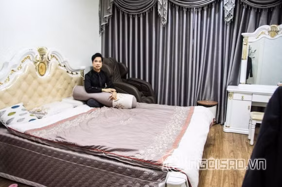 Vua nhạc sến Ngọc Sơn luôn tâm niệm “khiêm tốn bao nhiêu vẫn chưa đủ, tự cao một tí cũng bằng thừa”. Anh luôn cho rằng mọi thứ vật chất chỉ là phù du, gia tài quý giá nhất và quan trọng nhất của anh đó chính là tình yêu thương to lớn của cả Đại gia đình dành riêng cho mình.