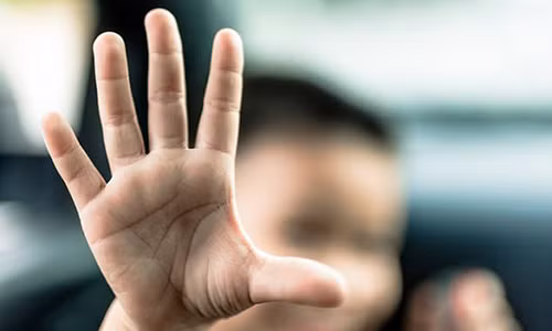 Bat giu ke ham hiep hon 700 lan 5 be gai nhan nuoi