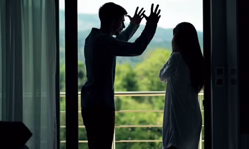 Nhan tin voi nhan tinh, nguoi chong bi vo dam trong thuong