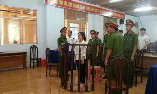 Bị cáo Nguyễn Thị Kim Sang nghe tuyên án.