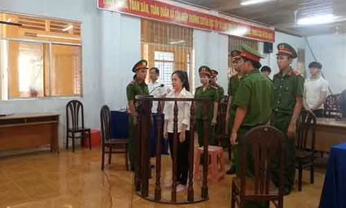 Bị cáo Nguyễn Thị Kim Sang nghe tuyên án.