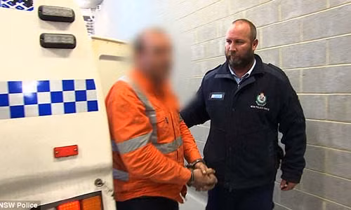 Vo chet lang phat hien nhung buc hinh to cao toi ac chong