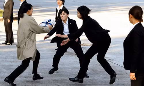 Nu biet doi Nhat Ban bao ve de nhat phu nhan My