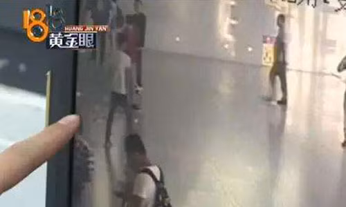 That tinh, thanh nien TQ lam dieu ky la giua nha ga