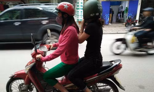 Dang cay chuyen nghe cua nu tai xe xe om xinh dep