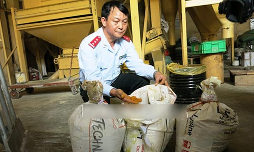Vào ngày 12.11 Công ty Trường Phú bị các cơ quan chức năng phát hiện sử dụng chất vàng ô (nguồn gốc xuất xứ từ Trung Quốc) trộn vào thức ăn chăn nuôi. (Ảnh minh họa)