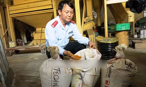 Vào ngày 12.11 Công ty Trường Phú bị các cơ quan chức năng phát hiện sử dụng chất vàng ô (nguồn gốc xuất xứ từ Trung Quốc) trộn vào thức ăn chăn nuôi. (Ảnh minh họa)