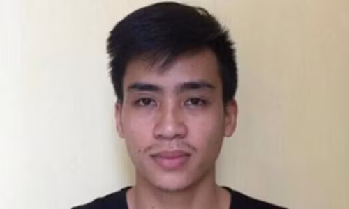 Bi can chay mau van co ham hai em ban