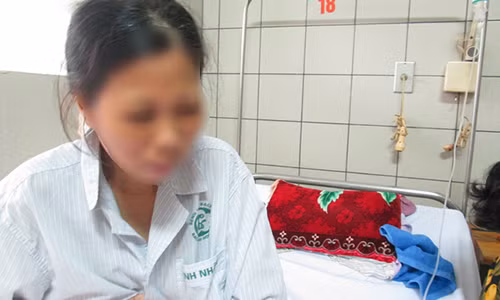 Nguoi dan ba "cuoi duoc 10 ngay thi bi chong loi ra danh dap"