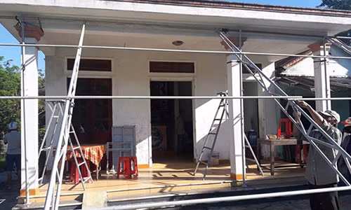 Nguoi dan ong chet ben mam com, nghi do ran can