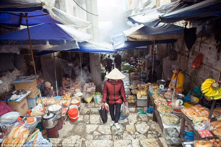 Việt Nam. Một khu chợ luôn tấp nập ở Sapa, Lào Cai. Du khách nên đến thăm Việt Nam vào mùa xuân hoặc mùa thu khi nhiệt độ mát mẻ và lượng mưa ít hơn. Các chợ thực phẩm đầy màu sắc ở Hà Nội phục vụ rất nhiều món ăn, từ phở bò đến những miếng thịt lợn quay và các loại cà phê Việt Nam.