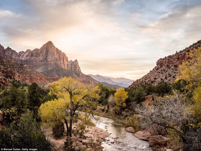 Vườn quốc gia Zion. Vườn quốc gia Zion ở Utah là một trong những công viên thu hút đông khách nhất nước Mỹ. Sự kỳ diệu của cảnh quan nơi đây sẽ làm dịu đi cơn đói khi bạn đang thám hiểm nơi đây.