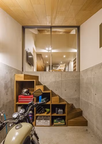 Bên trong ngôi nhà có những không gian riêng rất độc đáo như phòng nhỏ để xe và cầu thang gỗ để đồ chơi xe rất độc đáo.