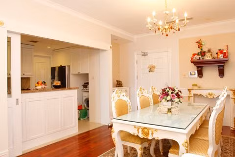 Trước đó, cư dân mạng biết đến căn hộ sang trọng của Á hậu Thụy Vân được bài trí theo phong cách châu Âu, nền tường trắng, sàn nhà gỗ nâu, sử dụng toàn bộ đèn vàng, mang lại cảm giác ấm cúng.