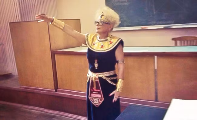 Còn đây là cô giáo dạy lịch sử.