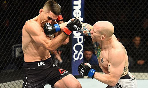 Josh Emmett (phải) trong trận đấu với Ricardo Lamas.