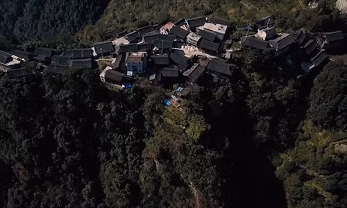 Ngoi lang nam cheo leo tren dinh vach da