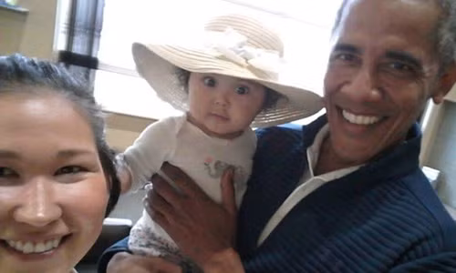 Cuu tong thong Obama lai "tro tai" be tre con