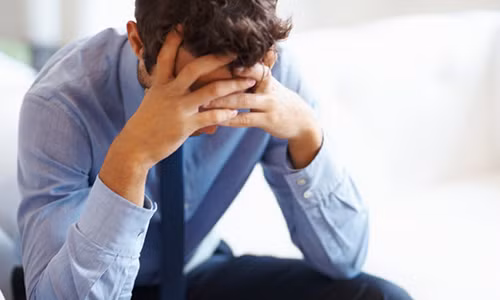 Nguoi chong mong nhan lai dua con roi