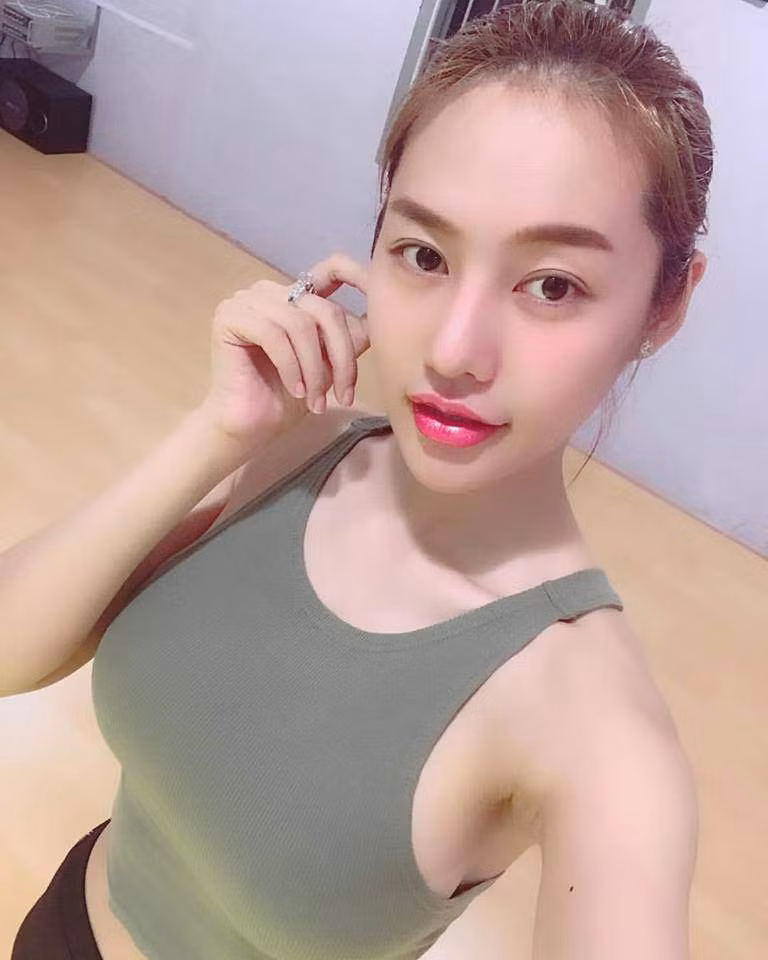 Cô được cho là đã nhờ cậy đến dao kéo để có chiếc mũi cao và đôi môi tều đúng chuẩn. Nhưng chẳng mấy khi Linh Chi nhận được lời khen từ dư luận bởi số đông cho rằng màn nâng cấp này khiến khuôn mặt cô bị "giả".