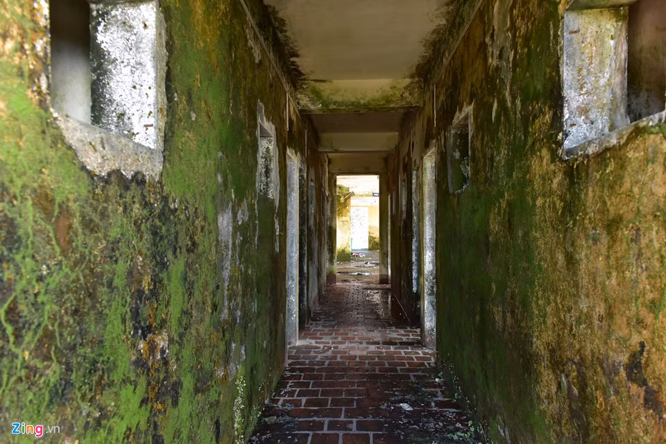 Bên trong nhà nghỉ, các bức tường mọc rêu, không khí lạnh lẽo, ẩm mốc.