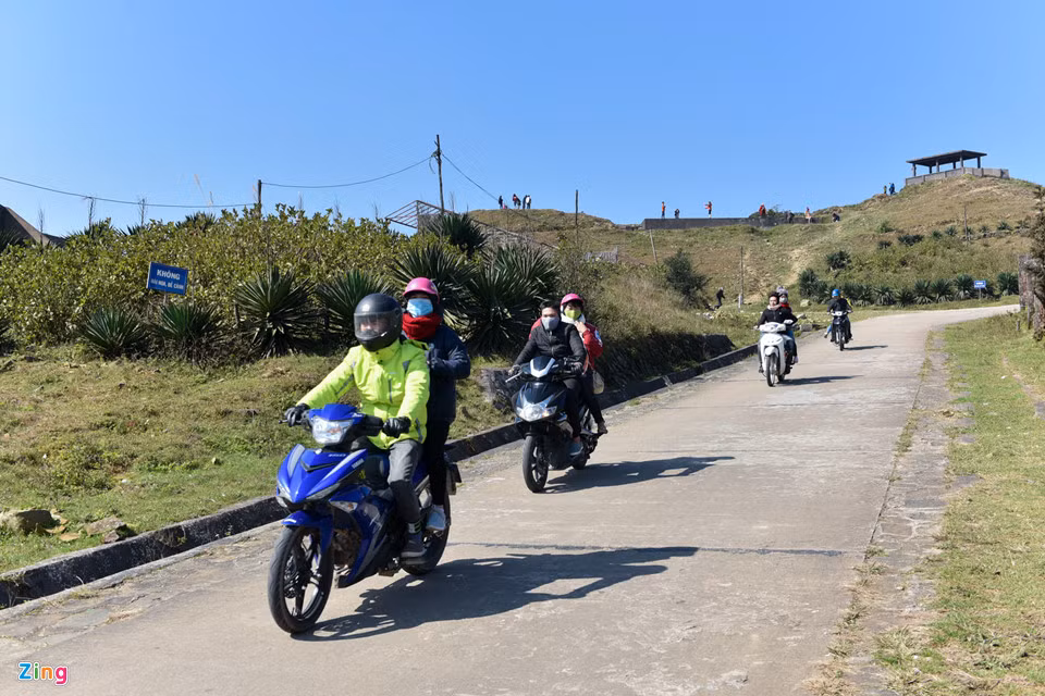 Hầu hết du khách lên đỉnh Mẫu Sơn chỉ để đi dạo, chụp ảnh rồi về. Lượng khách nghỉ lại rất thấp.