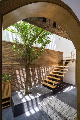 Do diện tích đất nhỏ hẹp, kiến trúc sư đã thiết kế 2 giếng trời cho phép gió và ánh sáng đến mọi ngóc ngách trong nhà.