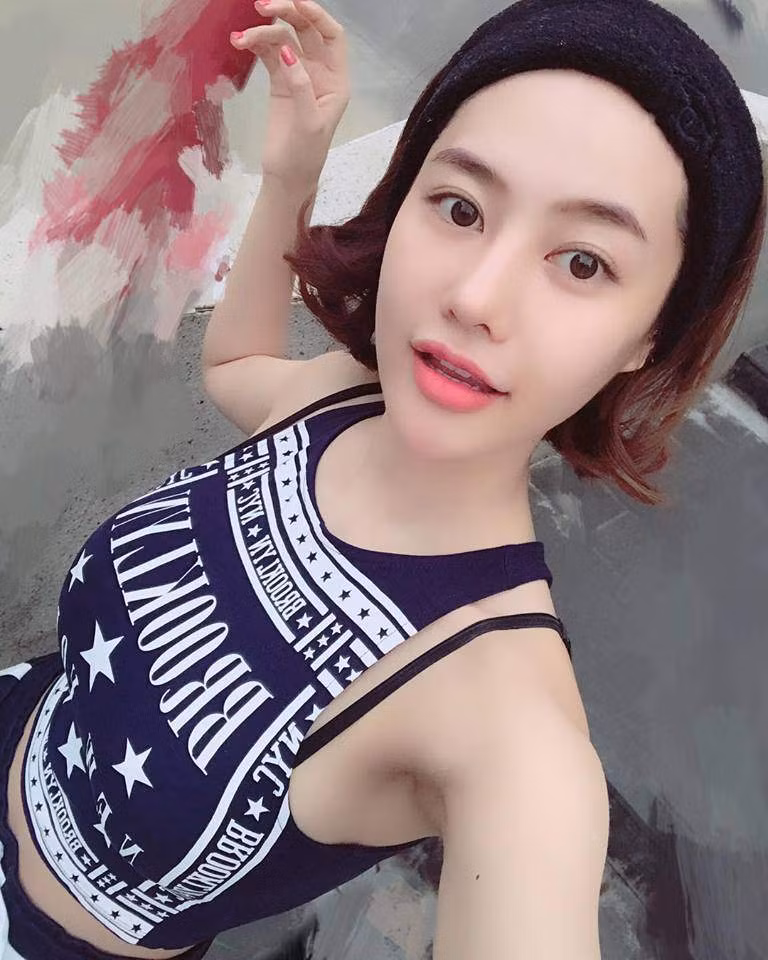 Xét về tổng thể, gương mặt nhỏ nhắn của Linh Chi không thích hợp với một chiếc mũi quá cao và đôi môi tều khổng lồ kiểu tây.