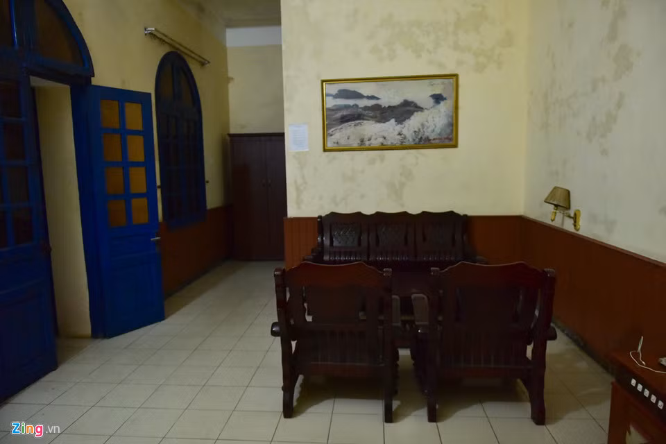 Khí hậu khắc nghiệt khiến nhà nghỉ trên đỉnh Mẫu Sơn xuống cấp nhanh, đẩy chi phí sửa chữa lên cao, trong khi lượng khách giảm.