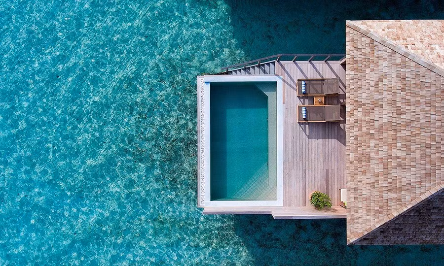 Khu nghỉ dưỡng Hurawalhi có 90 căn biệt thự, trong đó 60 căn trên mặt nước và 30 căn trên bãi biển. Một số biệt thự có bể bơi vô cực riêng.