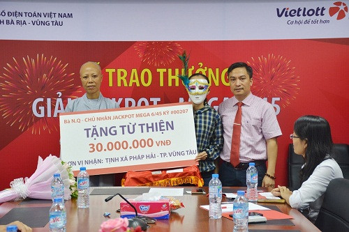 Bà Q trao tặng từ thiện cho Tịnh Xá Pháp Hải (Vũng Tàu).