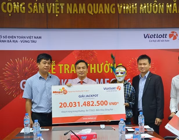 Đại diện Vietlott trao giải Jackpot trị giá hơn 20 tỷ đồng cho bà Q.