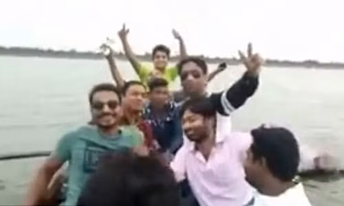 Ket dau long cho nhom thanh nien me mai selfie giua ho