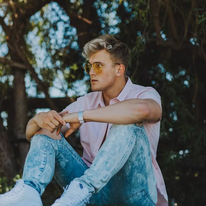 Ngoi sao YouTube bi hang xom kien vi gay roi trat tu cong cong