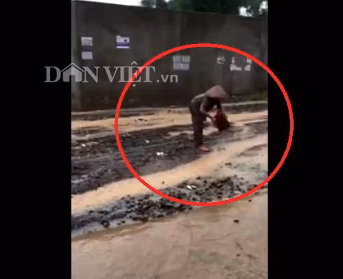 Cu ba doi mua "va duong" gay xuc dong