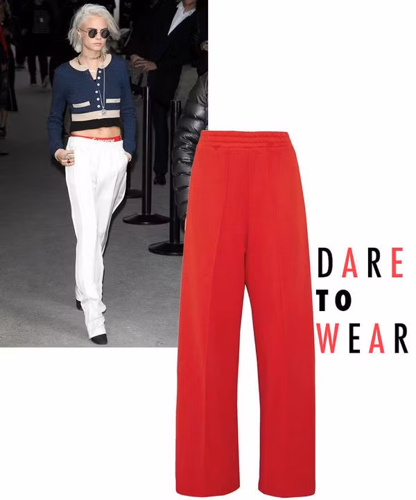 1. Quần thể thao: Cara Delevingne chọn áo len lửng khi mix quần thể thao màu trắng rất khỏe khoắn, cá tính. Đây cũng là xu hướng thời trang hè năm nay được rất nhiều sao lựa chọn. Nếu bạn cảm thấy không tự tin với chiều cao, có thể chọn quần ống rộng kết hợp giày cao gót.