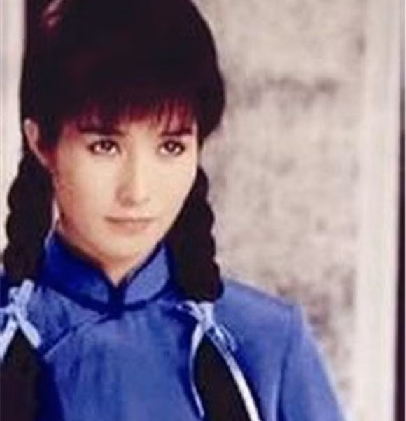 Sinh năm 1965, Kim Tố Mai là ca sĩ, diễn viên nổi tiếng tại Đài Loan cuối thập niên 80 và đầu thập niên 90. Người đẹp và Hà Gia Kính quen biết rồi nảy sinh "phim giả tình thật" khi đóng chung bộ phim truyền hình "Love". Chuyện tình của hai người đã trải qua nhiều lần hợp tan. Vào năm 1995, hai người chính thức chia tay sau 5 năm hẹn hò.