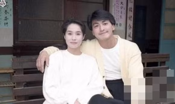 Dù không còn chung đôi đường nhưng hai người vẫn giữ quan hệ bạn bè. Năm 1998, Kim Tố Mai bị chuẩn đoán mắc bệnh ung thư. Biết tin, Hà Gia Kính đã tới thăm hỏi, động viên bạn gái cũ kiên cường chữa bệnh.