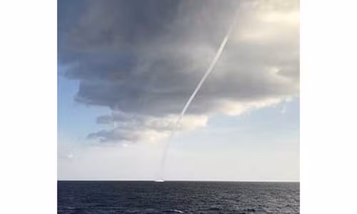 Kinh ngac voi rong hut nuoc tu bien, cuc gan thuyen cau