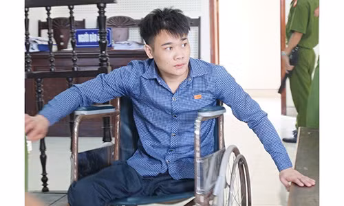 Y an 9X ngoi xe lan dam chet nguoi vi chiec den pha xe may