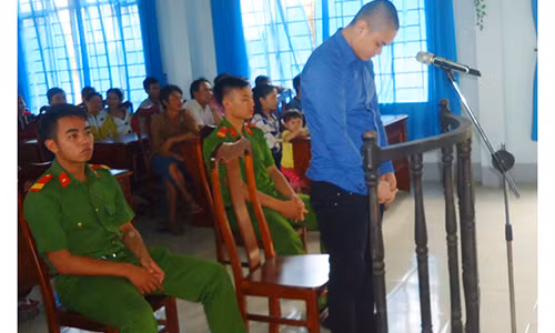 Cam dao chem vo nhung lai dam chet cha ruot