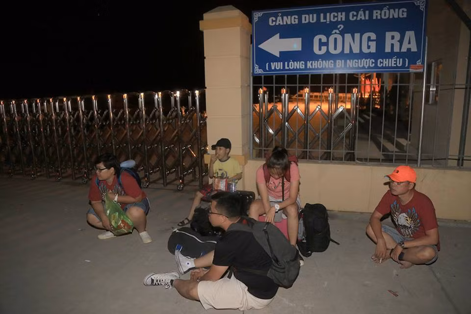 Khach du lich "to" tau Ka Long bo roi khach trong dem tai Cai Rong-Hinh-3