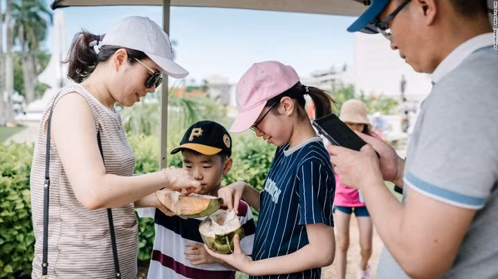 Du khách đảo Guam chủ yếu đến từ Hàn Quốc và Nhật Bản. (Ảnh: CNN)