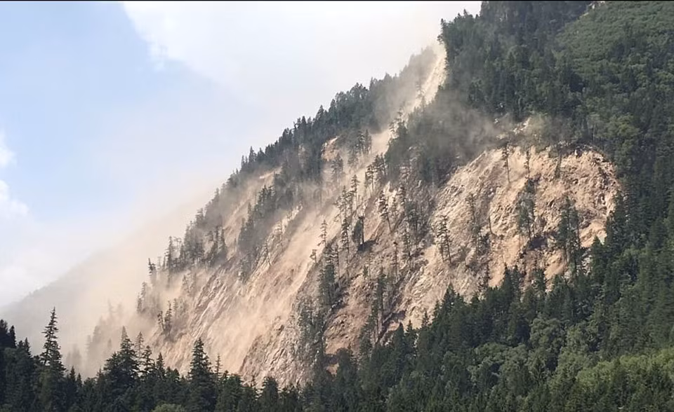 Trận động đất dẫn đến sạt lở đất nghiêm trọng, tắc nghẽn, phá hủy các con đường. Nhiều khu vực không thể tiếp cận được. Ảnh: Shutterstock.