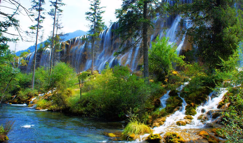 Mùa hạ đầy sức sống với các hồ đầy nước và màu xanh lá cây là chủ đề của phong cảnh. Ảnh: China discovery.