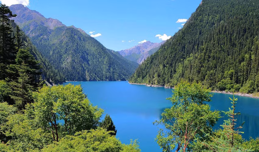 Cảnh sắc nơi đây hấp dẫn du khách quanh năm với bốn mùa mang vẻ đẹp khác nhau. Vào mùa xuân tuyết bắt đầu tan ra, du khách tới đây được tận hưởng thời tiết dễ chịu và ngắm nhìn những loài hoa hoang dã đầy màu sắc nở trong thung lũng và những ngọn núi. Ảnh: China discovery.