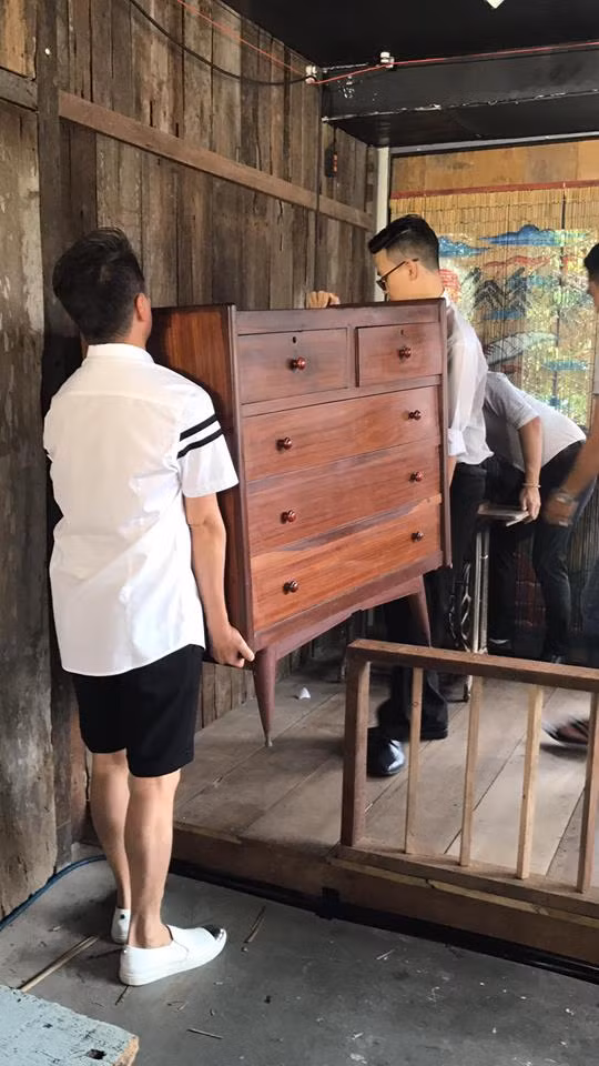 Trong 14 bài của album, có 3 ca khúc bất hủ mà Mr. Đàm đã bỏ ra vài năm để xin cấp phép là: Tình bơ vơ, Chiều mưa biên giới, Thương hận. Điều này đồng nghĩa với việc Đàm Vĩnh Hưng là ca sĩ trong nước đầu tiên hát những ca khúc nổi tiếng trước 1975 này. Ngoài 3 nhạc phẩm trên, album còn có: "Con đường xưa em đi", "Chuyến tàu hoàng hôn", "Ga chiều phố nhỏ", "Kỷ niệm xa bay"...